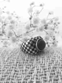 Sygnet szachownica różowy atelier cykada agat, kamienie naturalne, pierścionek z kamieniem