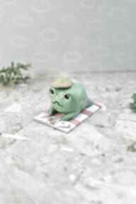 Żabka na plaży dekoracje qletta clay figurka żaby, śmieszna, letnia