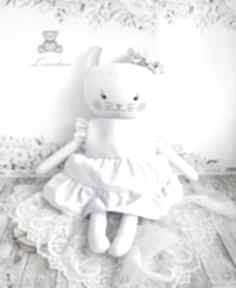 Kotek tilda biały w różowej sukieneczce paseczki, przytulanka ręcznie szyta gotowa maskotki