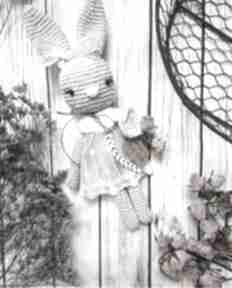 Królisia monika - szary króliczek w koronkowej sukience maskotki miedzy motkami chrzest