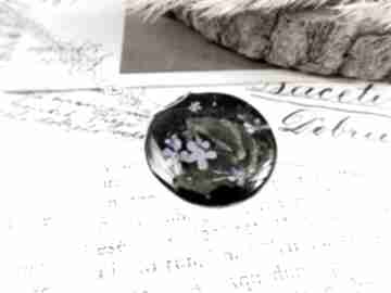 Łąka na czarnym tle wisiorek z naszyjniki VIVI art niezapominajka, liść, kwiaty w żywica