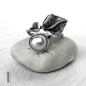 Fleur - srebrny pierścionek z perłą miechunka, metaloplastyka srebro, naturalna, delikatny