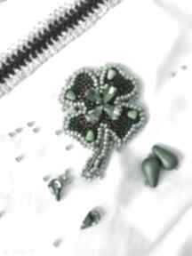 sznurkowelove biżuteria, koniczynka, broszka z koralików, ręcznie wyszywana