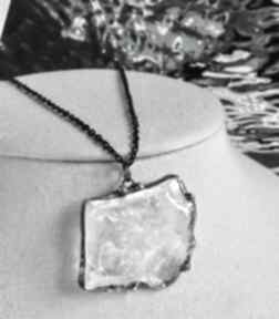 Naszyjnik: wisiorek z łańcuszkiem, surowy kryształ górski bryłka wisiorki witrażka kamień