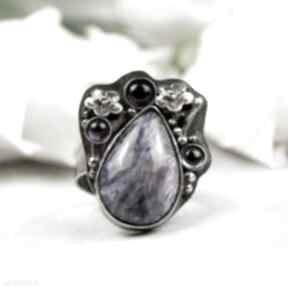 Pierścień z czaroitem otoczonym kwiatami a714 artseko fioletowy pierścionek, srebrny
