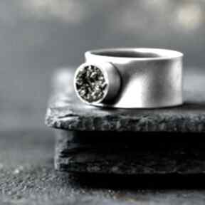 Srebrny nowoczesny pierścionek z pirytem