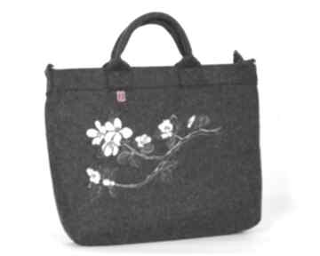 Ciemna torba z haftowanym kwiatem jabłoni torebki katarzyna wesolowska, filc, format a4