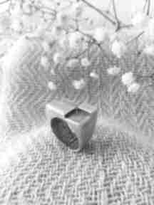 Pierścień sygnet atelier cykada, pierścionek rzeźbiony, minimalistyczny, prosta forma