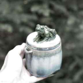 Urokliwy pojemnik cukiernica z żabką - wapienniki na prezent ok 400 ml ceramika azul horse