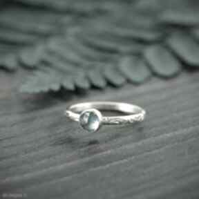 Złoty pierścionek z topazem london blue, niebieskim oczkiem pracownia bellart, zaręczynowy