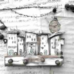 Rustykalny wieszak z domkami no 2 pracownia na deskach klucze, ozdoba do domu, ubrania, prezent