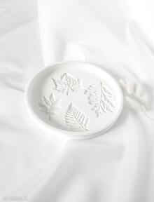 Taca okrągła pod świece liście white ceramika nejmi art handmade, podstawka, na biżuterię