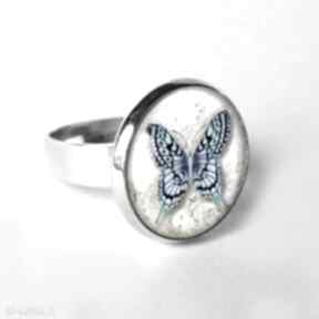 błekitny za szkłem mały pierścionek z grafiką unikatowy i nowoczesny gala vena motyl, natura