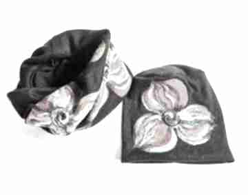 Komplet wełniany czarny wełna merynosy kwiaty - z kwiatami zachwyca godzinami czapka chustki