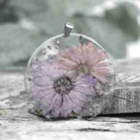 w odcieniu różu i fioletu z204 naszyjniki herbarium jewelry z kwiatami, wisiorek okrągły wisior