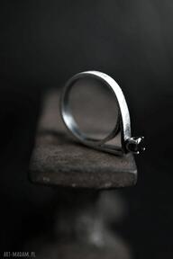 Geometryczny pierścionek z czarną cyrkonią