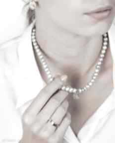 Naszyjniki bijoux by marzena bylicka z perłami, perły naturalne, szare, srebro złocone, modny