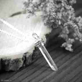 Srebrny wisiorek kryształ górski w ozdobnej oprawie wisiorki pracownia bellart - z kryształem