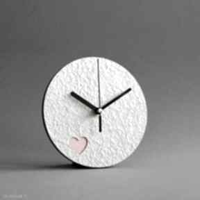 Zegar z miedzianym sercem dla ukochanej osoby zegary studio blureco minimalistyczny, jasny