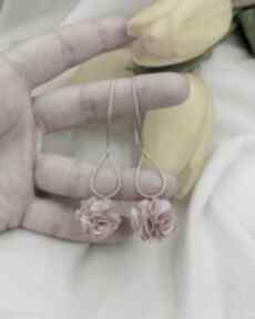 Pudrowe różowe jedwabne kolczyki kwiaty, jasne pastelowe długie soutacheria prezent dla mamy