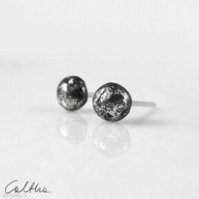 Kamyki - srebrne kolczyki sztyfty 2211-08 caltha - wkrętki, nieregularne minimalistyczna