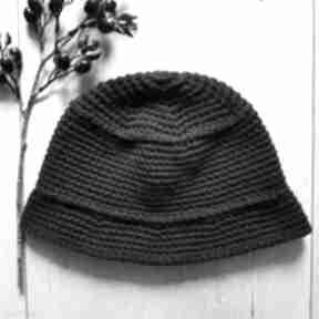 Czarny kapelusz w stylu bucket, robiony szydełkiem kapelusze alba design wiosenny, szydełkowa