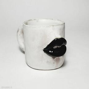 Kubek z czarnymi kubki palcik z ustami - ceramika artystyczna, rzeźba użytkowa, oryginalny