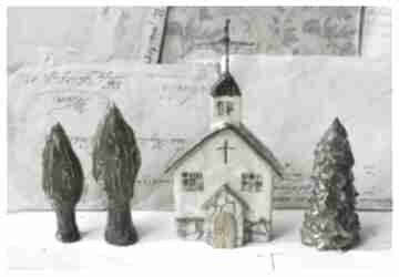 Święta prezent. Kościół z drzewami ceramika wylęgarnia pomysłów, krzyż, drezwa, choinka