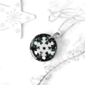 Pomysł na prezent świąteczny: srebrny naszyjnik ze śnieżynką silvella, biżuteria