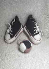 Dzianinowe buciko trampki dla dziecka poniżej pierwszego roku życia grzechotka piłka gratis