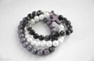 Bracelet by sis: białe perły z fioletowym krzyżem kamienia, krzyż, howlit, fiolet