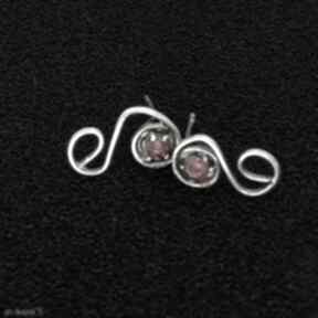 Srebrne z rubinową cyrkonią ladyc drobniutkie kolczyki, drobna mini, oksydowane, biżuteria slow