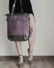 Fioletowa torebka z tkaniny zamszowej oraz wężowej ekologicznej skóry na ramię krasanka