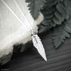 Srebrny wisiorek, naszyjnik z listkiem wisiorki pracownia bellart listek, liść paproci
