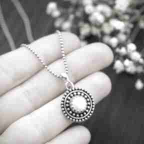 Srebrny okrągły z i wisiorki pracownia bellart wisiorek, z perłą, naszyjnik z kuleczkami