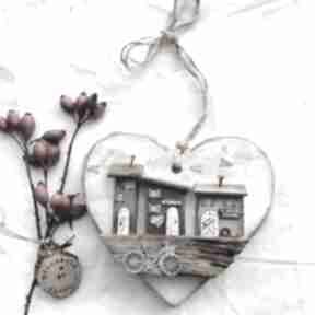 Ozdobne serce z domkami no 1 pracownia na deskach z drewna, dekoracja wisząca, prezent, dom
