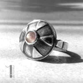 Lamuse ii - srebrny pierścionek z kamieniem słonecznym miechunka, metaloplastyka srebro