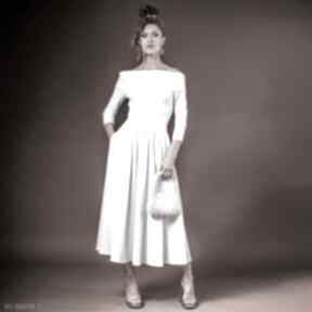 Biała z odkrytymi ramionami sukienki milita nikonorov elegancka, koktajlowa, efektowna
