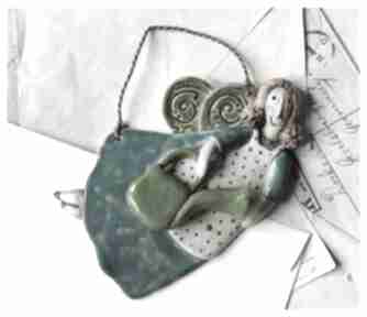 Aniołek ogrodniczka z zieloną konewką ceramika wylęgarnia pomysłów