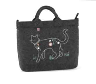 Duża filcowa torebka z haftowanym kotem rodem łowicza katarzyna wesolowska filc, haft, kot