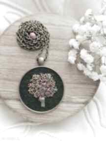 Naszyjnik bukiet wielobarwny z koralem na ciemnozielonym tle pedzelek i nitka haft, kwiatów