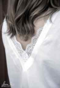 T-shirt biały z dekoltem na plecach wykończenie koronką lona bluzki