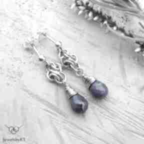 Niebieskie krople - kolczyki jewelsbykt srebrne, krótkie biżuteria chainmaille, z kamieniami