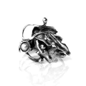 Orchid - pierścionek z miechunka srebrny, metaloplastyka srebro, słodkowodna baśniowy, z perłą