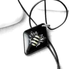 Unikatowy naszyjnik z żywicy i srebra pszczółka naszyjniki silvella - pszczoła - uroczy