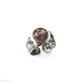 Srebrny pierścionek z bursztynem rozmiar 17 anna kaminska, z oryginalny, damski szeroka