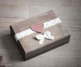 Pudełko na obrączki z czerwonymi dodatkami ślub biala konwalia drewno, koronka - rustykalne