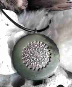 Zielony naszyjnik z wisiorkiem biżuteria ceramiczna wisior mandalą dodatki vintage gaia art