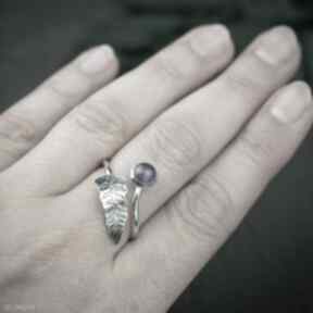 Srebrny regulowany pierścionek z ametystem i liściem paproci, fioletowym oczkiem pracownia