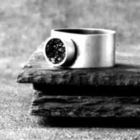 Srebrny nowoczesny pierścionek z karborundem